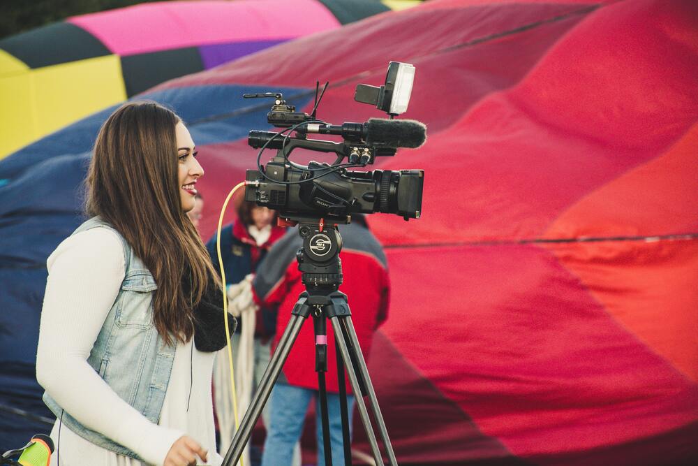 ¿Debería optar por la voz en off o por los subtítulos para su próximo proyecto multimedia?